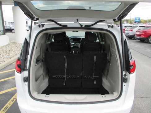 Used 2024 Chrysler Pacifica Touring-L FWD image 10