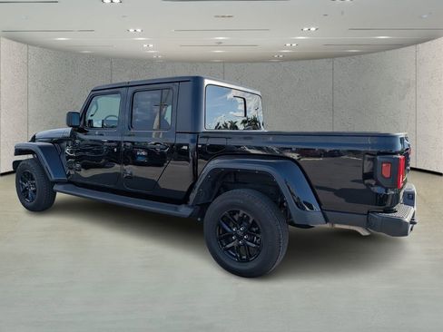Used 2023 Jeep Gladiator Sport image 5