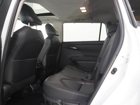 Used 2024 Toyota Highlander XLE AWD/4WD image 19
