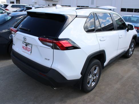 Used 2022 Toyota RAV4 XLE w/ Convenience Package FWD image 9