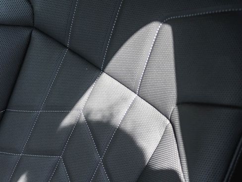 Used 2025 BMW 740i w/ Premium Package RWD image 37
