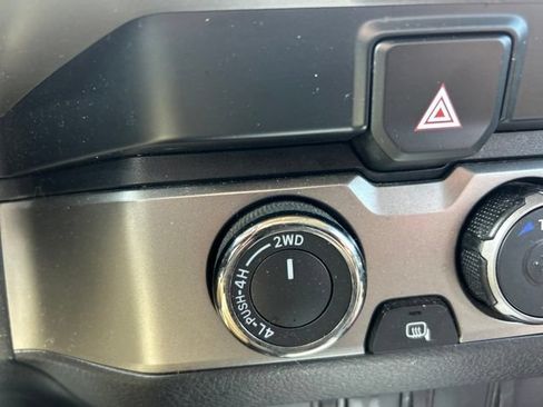 Used 2022 Toyota Tacoma SR5 AWD/4WD image 15