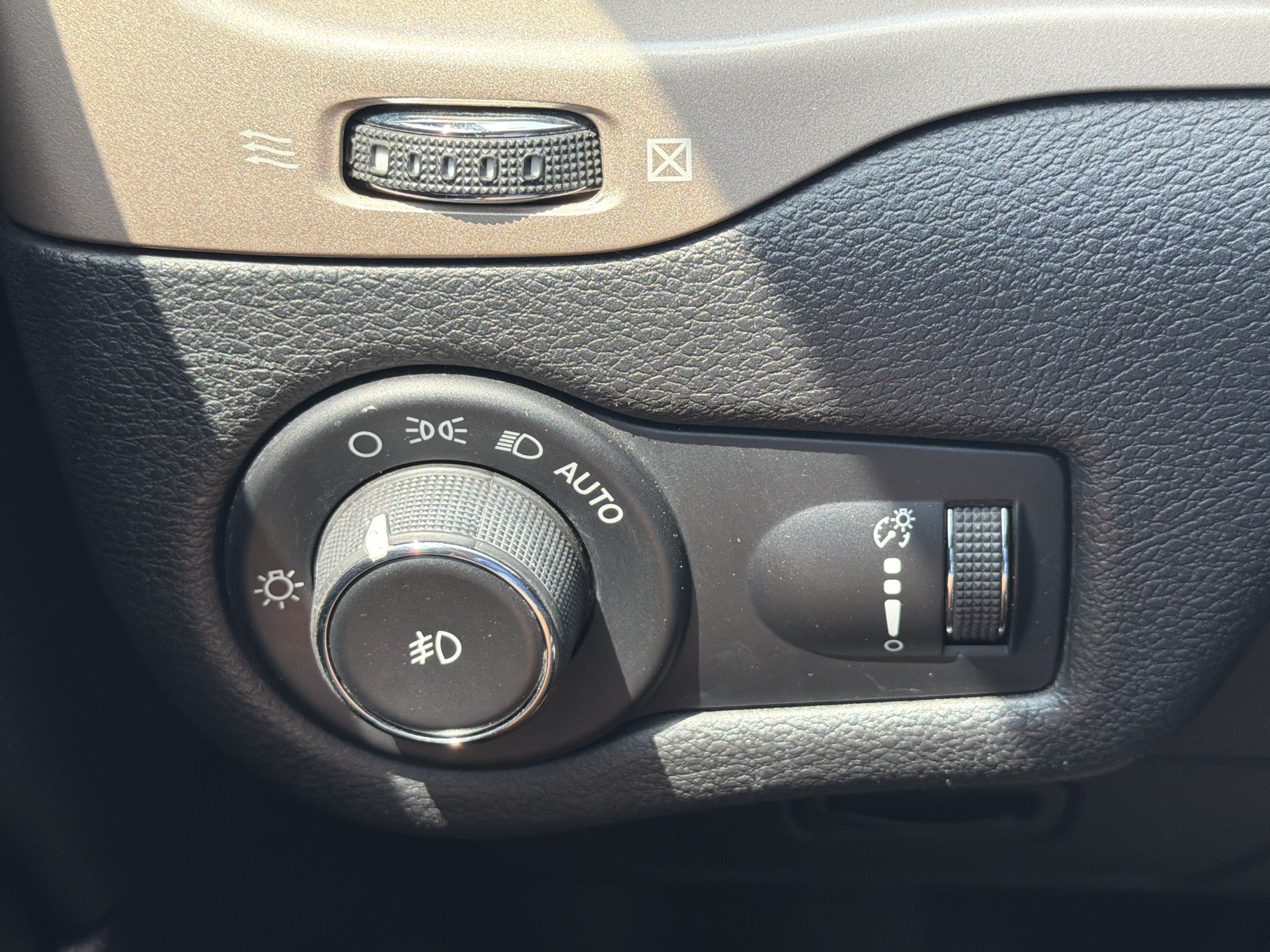 Used 2018 Jeep Cherokee Latitude FWD image 20