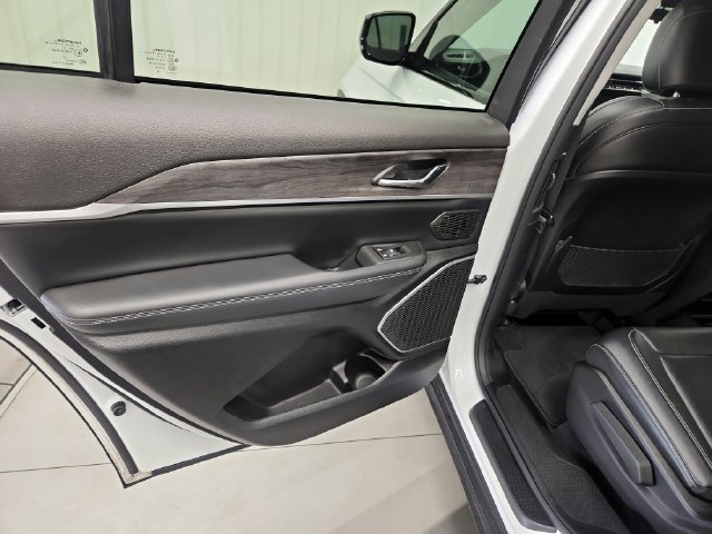 Used 2022 Jeep Grand Cherokee L Limited w/ Black Appearance Package RWD image 21