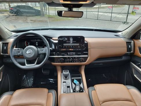 Used 2025 Nissan Pathfinder Platinum FWD image 26