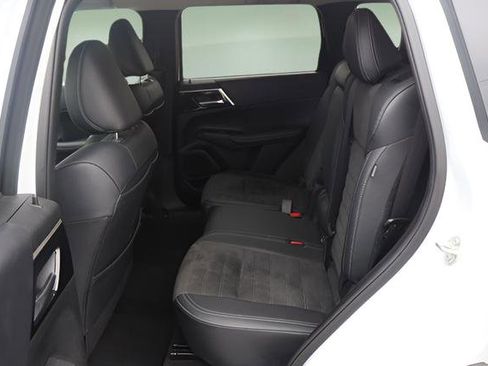 Used 2024 Mitsubishi Outlander AWD image 25