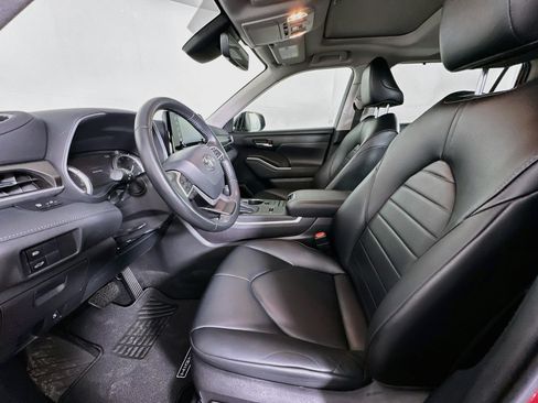 Used 2022 Toyota Highlander XLE FWD image 13