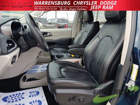 Used 2023 Chrysler Pacifica Touring-L FWD image 13