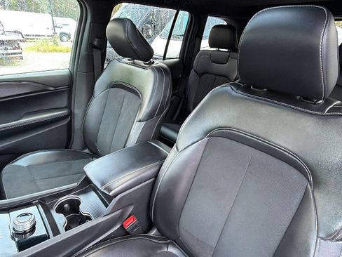 Certified 2025 Jeep Grand Cherokee Altitude AWD/4WD image 17