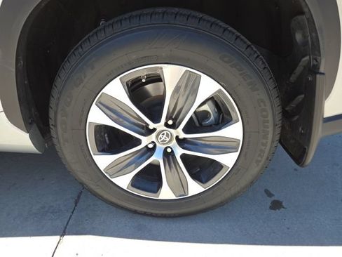 Used 2021 Toyota Highlander XLE AWD/4WD image 12