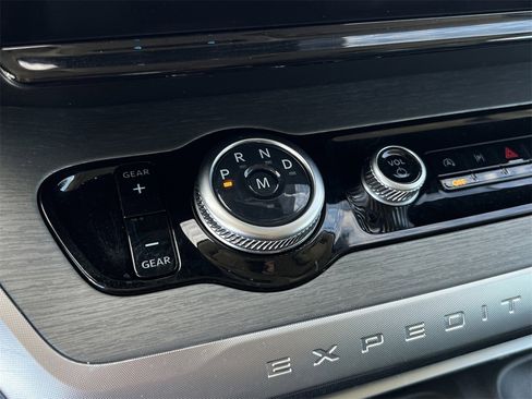 Used 2025 Ford Expedition Max Platinum image 16