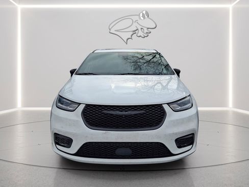 Used 2023 Chrysler Pacifica Limited w/ S Appearance Package image 5