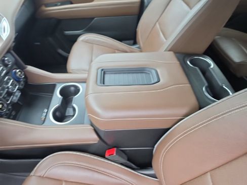 Used 2024 Chevrolet Suburban High Country RWD image 19