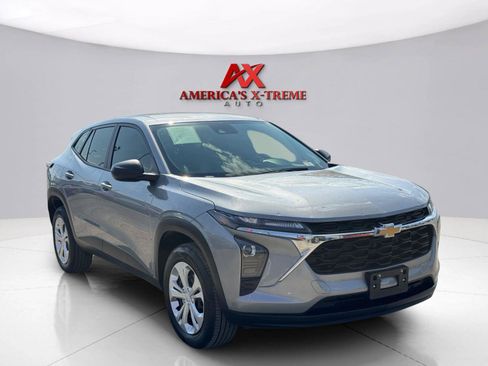Used 2025 Chevrolet Trax LS w/ Driver Confidence Package FWD image 8