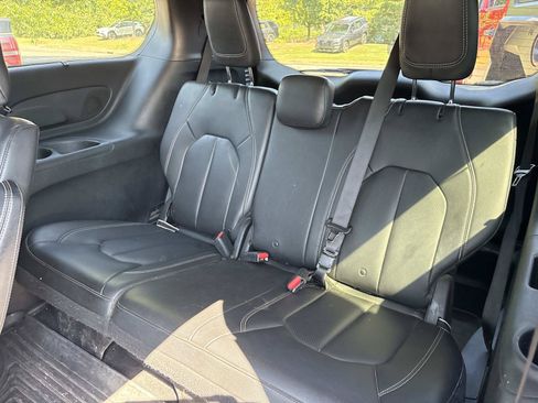 Used 2018 Chrysler Pacifica Touring-L w/ Premium Audio Group FWD image 30