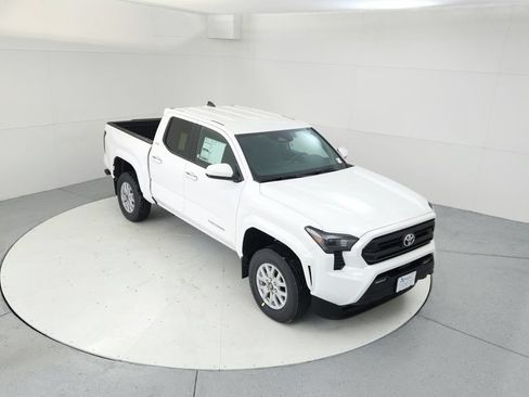 Used 2024 Toyota Tacoma SR5 AWD/4WD image 13
