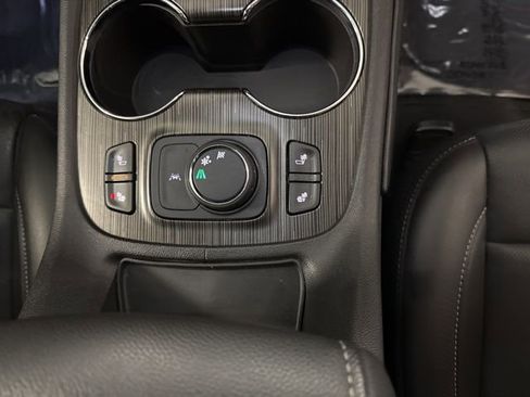 Used 2023 GMC Acadia SLT FWD image 19