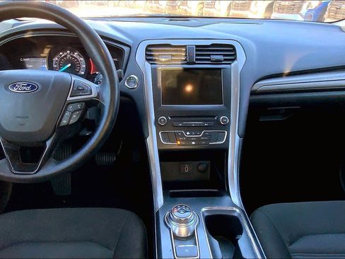 Used 2018 Ford Fusion SE w/ Fusion SE Technology Package image 12