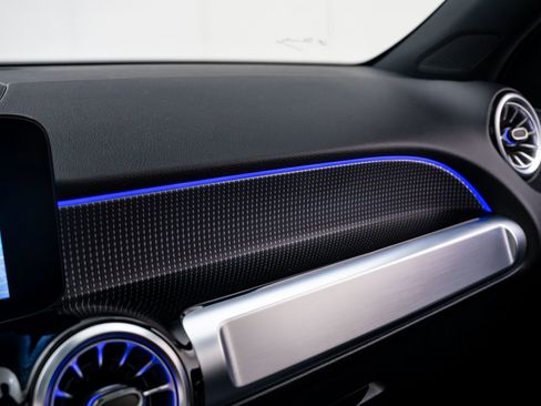 Used 2023 Mercedes-Benz EQB 300 4MATIC image 32