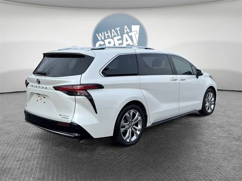 Used 2023 Toyota Sienna Platinum image 3