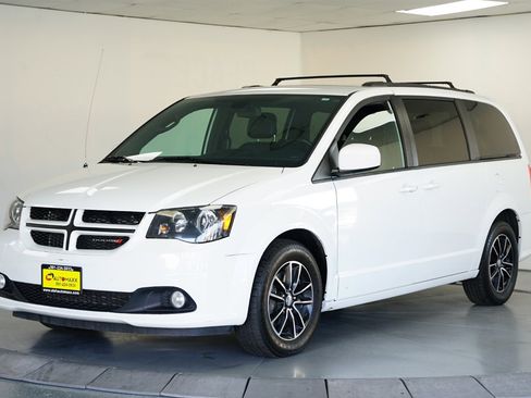 Used 2018 Dodge Grand Caravan GT image 3