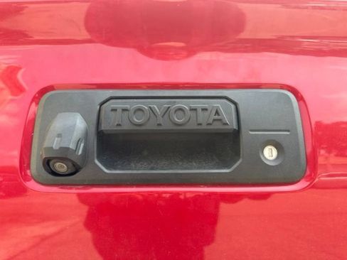 Used 2017 Toyota Tacoma TRD Off-Road w/ Premium & Technology Package AWD/4WD image 12