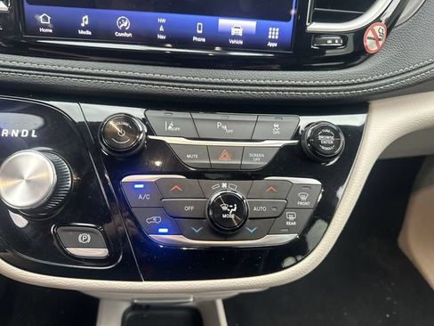 Used 2024 Chrysler Pacifica Limited FWD image 18