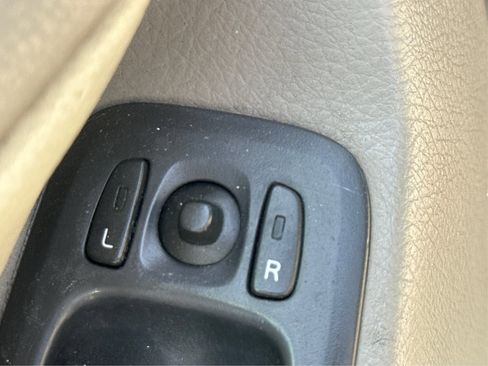 Used 2004 Volvo XC90 2.5T image 26