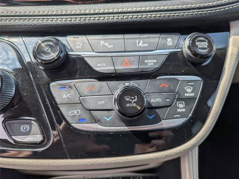 Used 2023 Chrysler Pacifica Limited FWD image 18