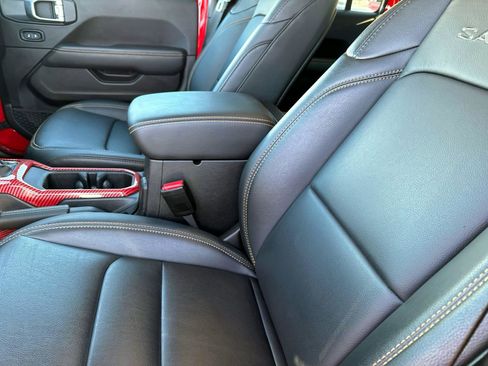 Used 2024 Jeep Wrangler Unlimited Sahara w/ Technology Group image 8