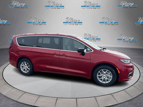 New 2026 Chrysler Pacifica Select image 2