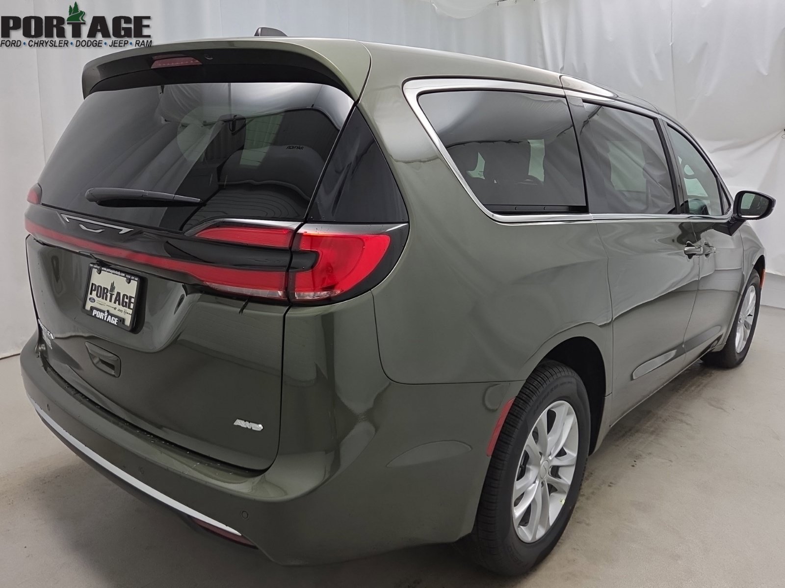 New 2027 Chrysler Pacifica Select AWD/4WD image 6