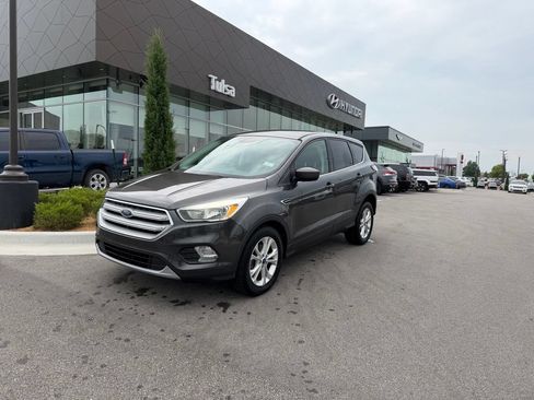 Used 2017 Ford Escape SE FWD image 1