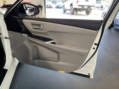 Used 2016 Toyota Camry SE FWD image 12