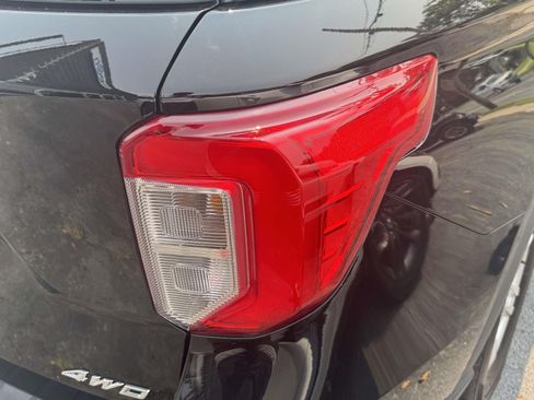 Used 2023 Ford Explorer XLT AWD/4WD image 9