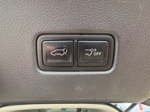 Used 2023 Kia Carnival EX image 12