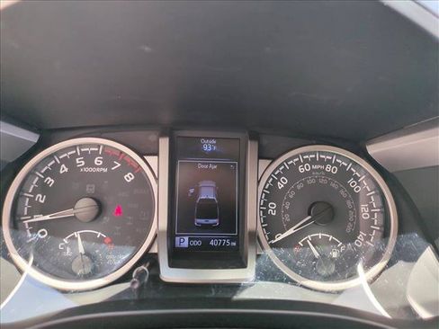 Certified 2022 Toyota Tacoma SR5 AWD/4WD image 11