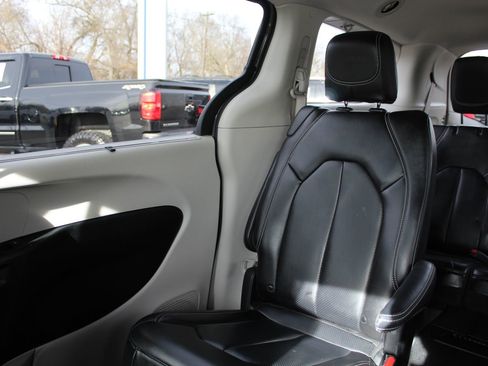 Used 2023 Chrysler Pacifica Touring-L image 12