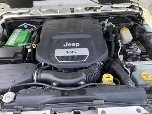 Used 2017 Jeep Wrangler Unlimited Sahara w/ Connectivity Group AWD/4WD image 28