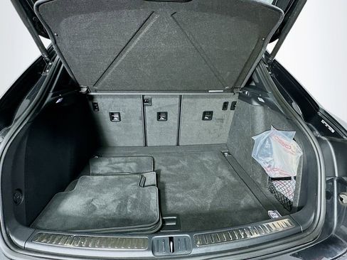 Certified 2023 Porsche Macan image 28