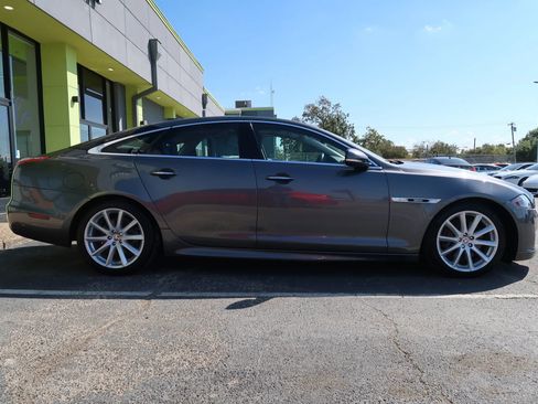 Used 2019 Jaguar XJ R-Sport image 7