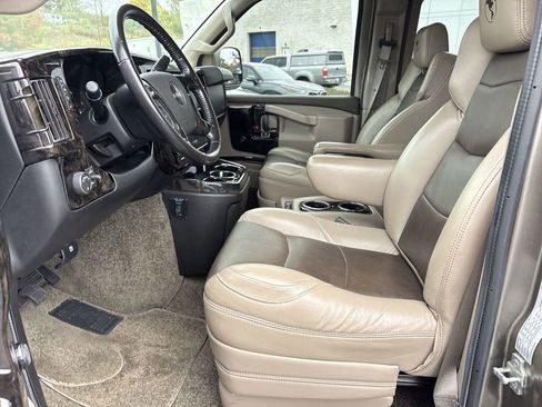 Used 2020 GMC Savana 2500 Extended w/ Enhanced Convenience Package image 22