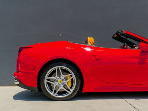 Used 2016 Ferrari California T RWD image 27