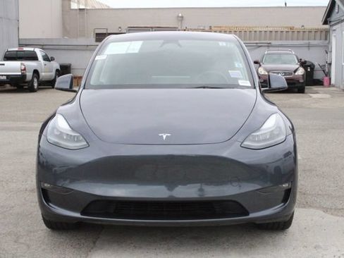 Used 2023 Tesla Model Y Long Range AWD/4WD image 2