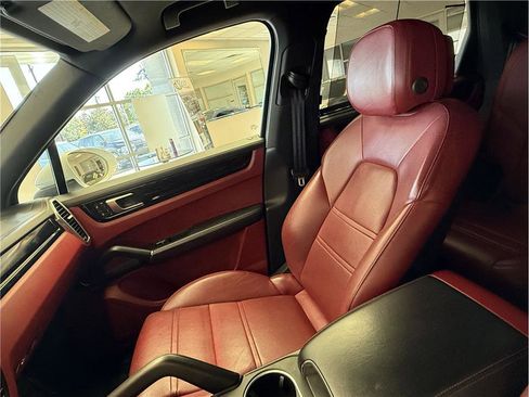 Used 2022 Porsche Cayenne E-Hybrid w/ Premium Plus Package image 16