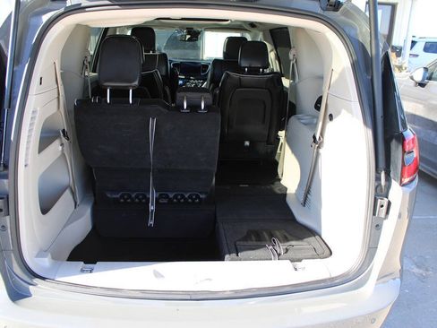 Used 2023 Chrysler Pacifica Limited FWD image 21