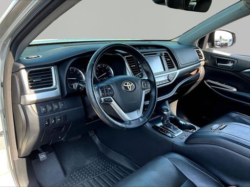 Used 2017 Toyota Highlander Limited Platinum FWD image 17