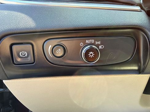 Used 2019 Buick Enclave Essence FWD image 11