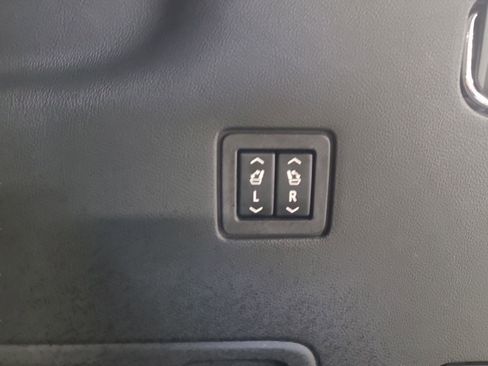 Used 2023 Chevrolet Traverse High Country image 31