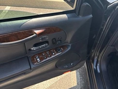 Used 1998 Lincoln Town Car Signature RWD image 9